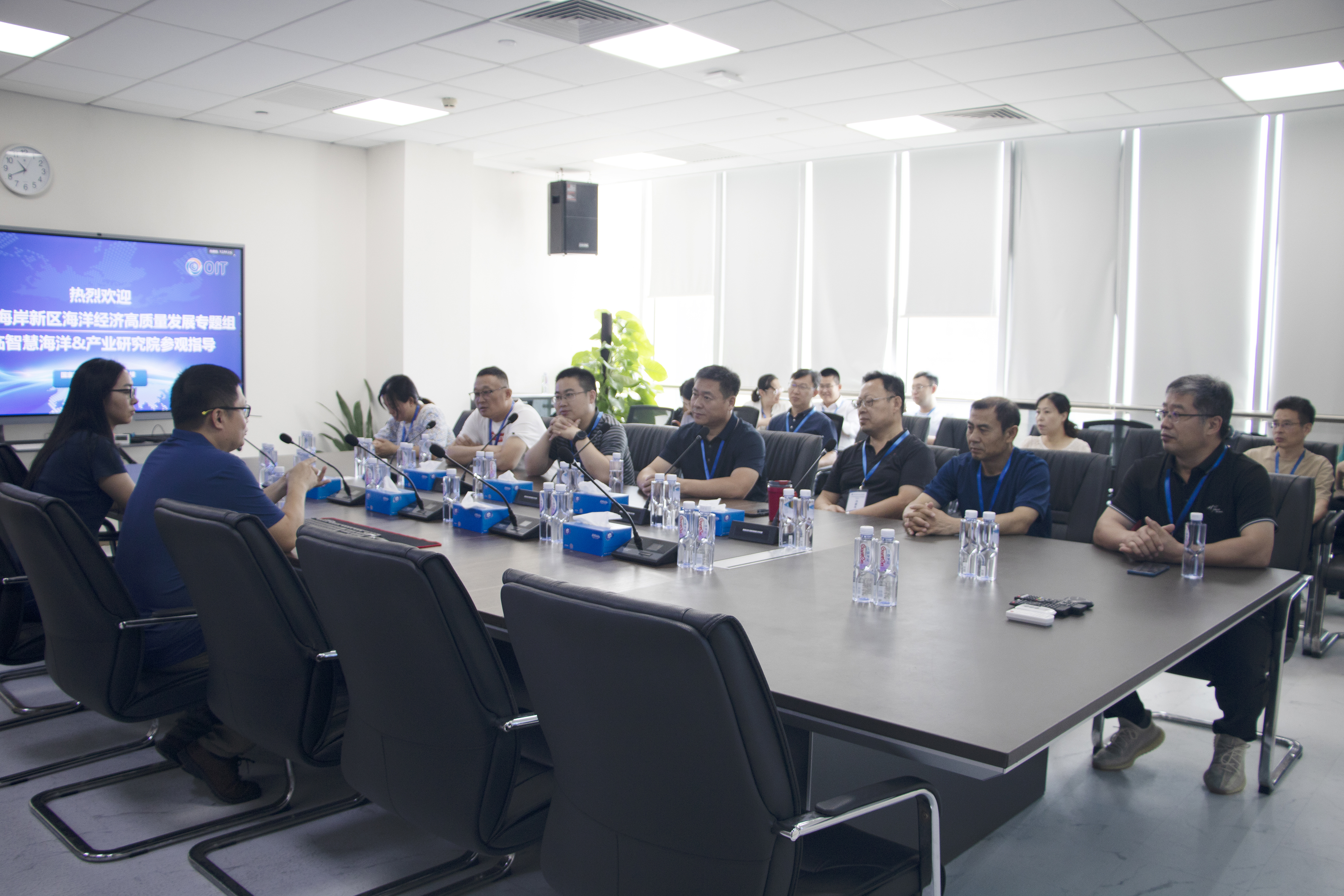 青島市(shì)西(xī)岸新區(qū)海(hǎi)洋高(gāo)質量發展專題組莅臨智慧海(hǎi)洋&産業(yè)研究院參觀交流(圖1)