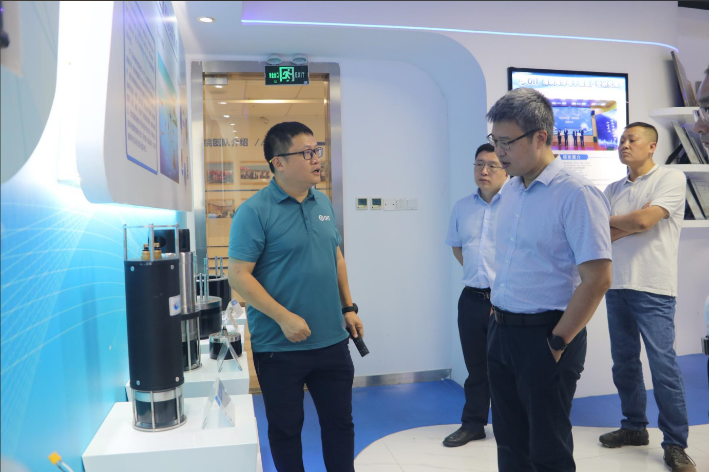 深圳海(hǎi)洋發展局陳華平局長(cháng)領導一(yī)行(xíng)莅臨智慧海(hǎi)洋與研究院參觀交流(圖1)