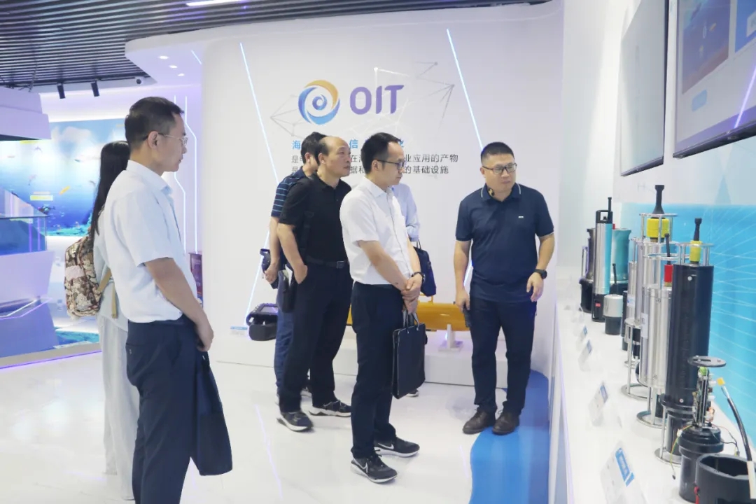 中國(guó)船(chuán)舶集團第710研究所副所長(cháng)柳占新領導一(yī)行(xíng)莅臨參觀交流(圖1)