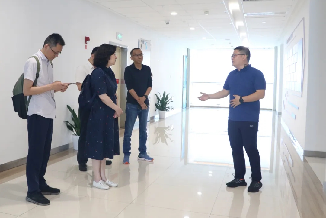 熱(rè)烈歡迎上(shàng)海(hǎi)市(shì)發展改革研究院黨委書(shū)記馬雅璇一(yī)行(xíng)莅臨海(hǎi)洋電(diàn)子(zǐ)信息産業(yè)研究院參觀交流(圖1)